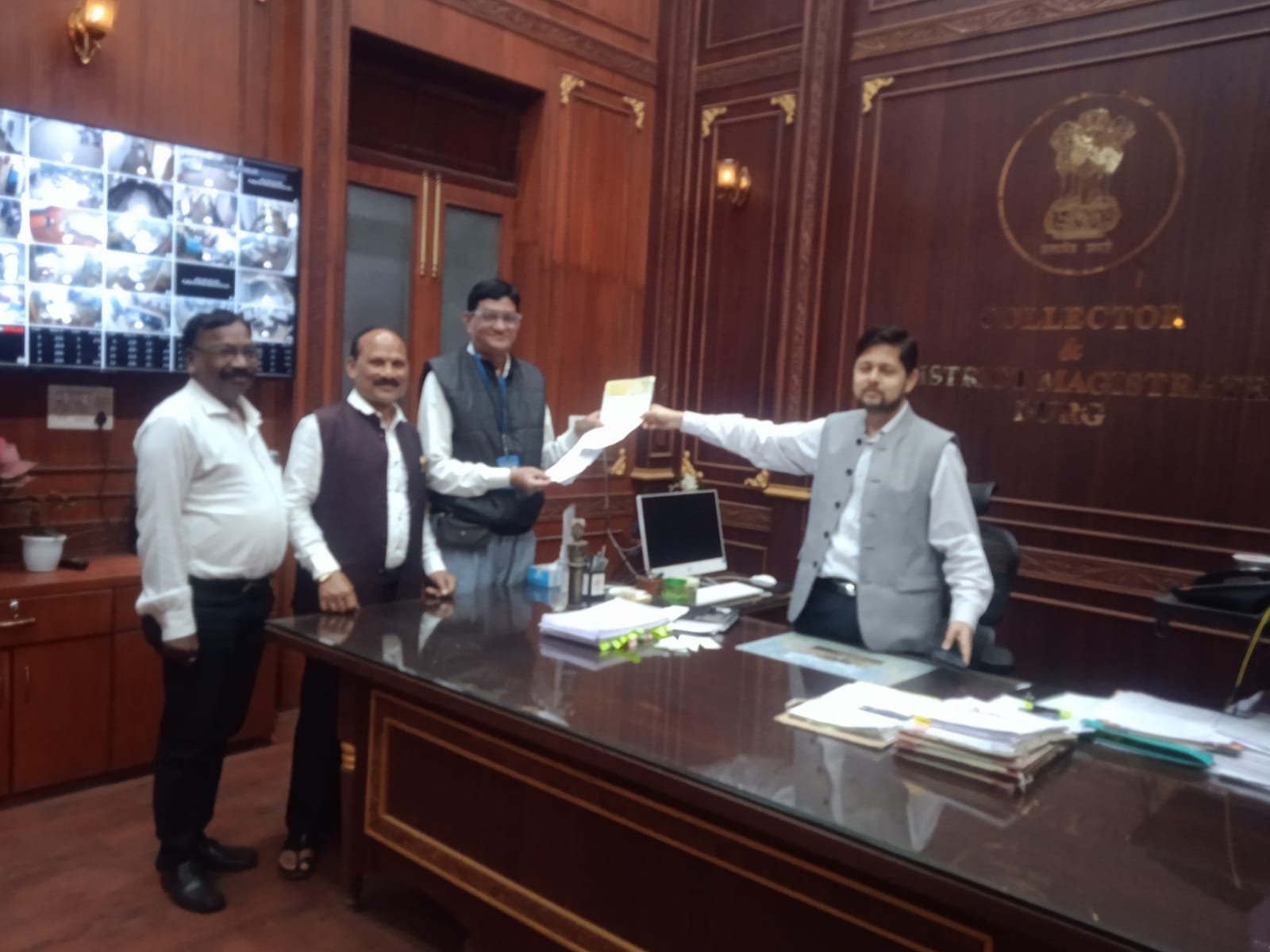 जिला चिकित्सालय में कार्मिकों की कमी दूर करने कलेक्टर को सौंपा गया मांग पत्र