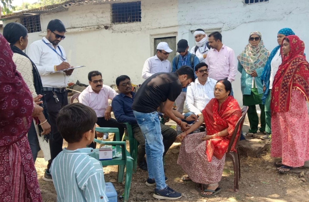 पीलिया से प्रभावित मरीजों का रक्त नमूना लिया गया 