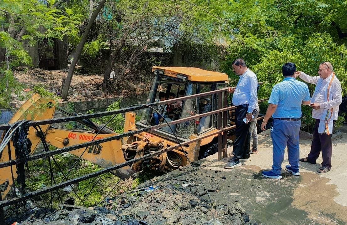 बारिश पूर्व तैयारियों का निरीक्षण, कसारीडीह नाला सफाई कार्य का लोक कर्म प्रभारी देव नारायण चन्द्राकर ने लिया जायजा