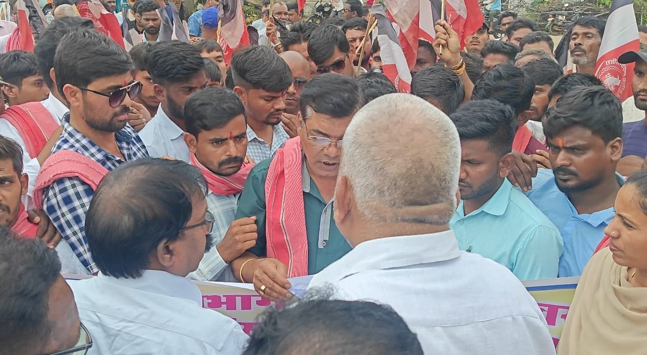 जोहार छत्तीसगढ़ पार्टी और छत्तीसगढ़िया क्रान्ति सेना ने ग्रामीणों के साथ मिलकर प्राथमिक स्वास्थ्य केंद्र को घेरा
