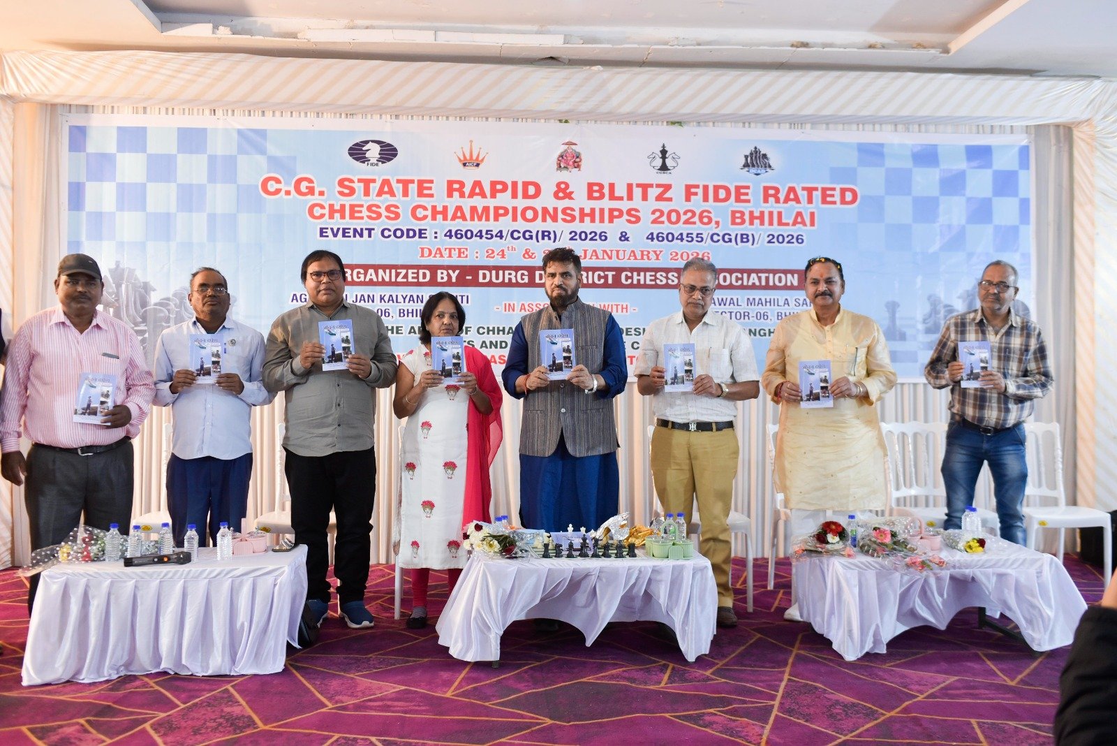 दृष्टिहीन शतरंज खिलाड़ी व महाविद्यालयीन छात्र भूपेंद्र पटेल की संघर्षगाथा पर आधारित पुस्तक “जीवन दर्पण” का राकेश पाण्डेय ने किया विमोचन