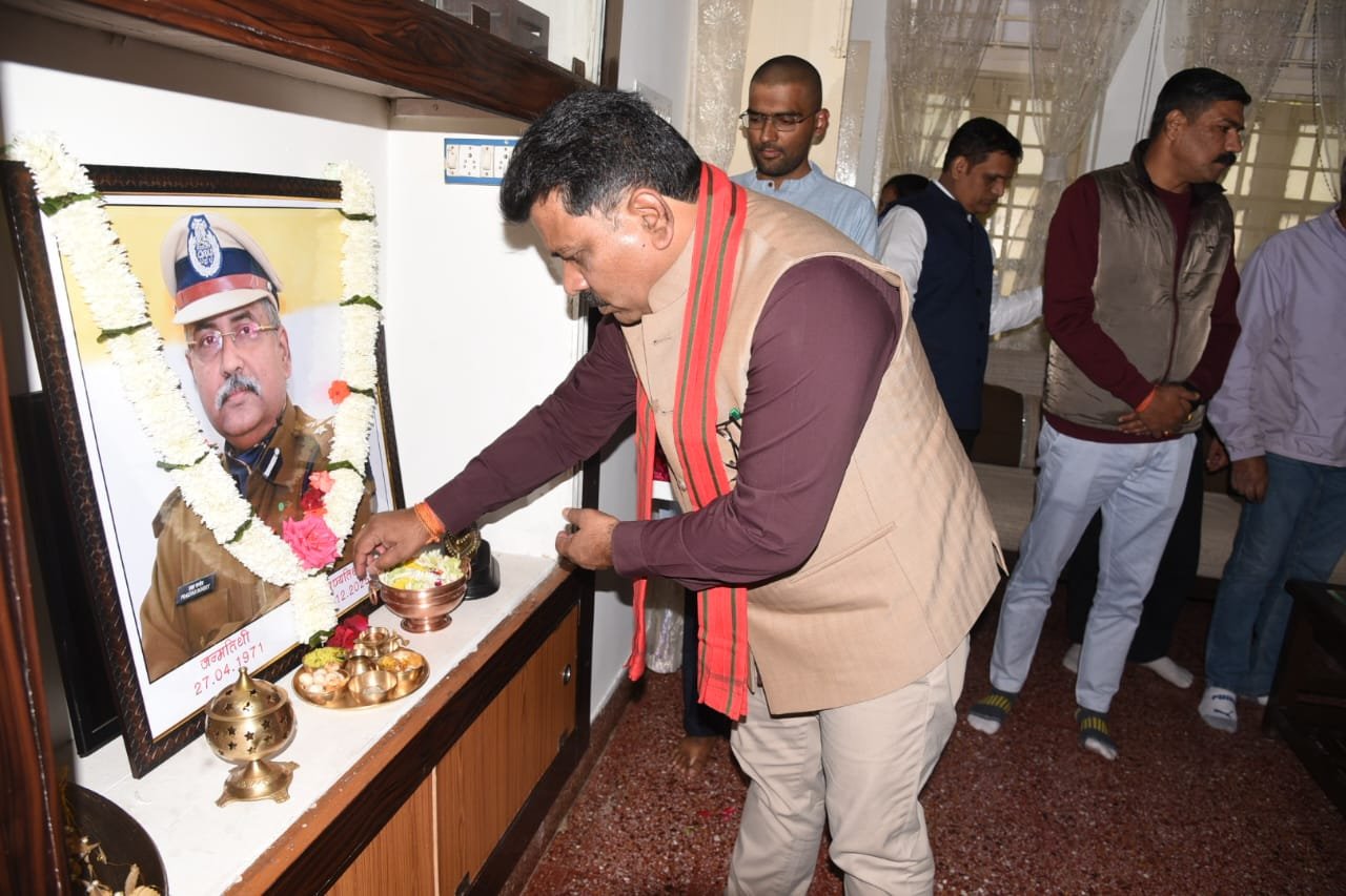 उप मुख्यमंत्री विजय शर्मा ने स्वर्गीय वरिष्ठ आईपीएस अधिकारी प्रखर पाण्डेय को दी श्रद्धांजलि
