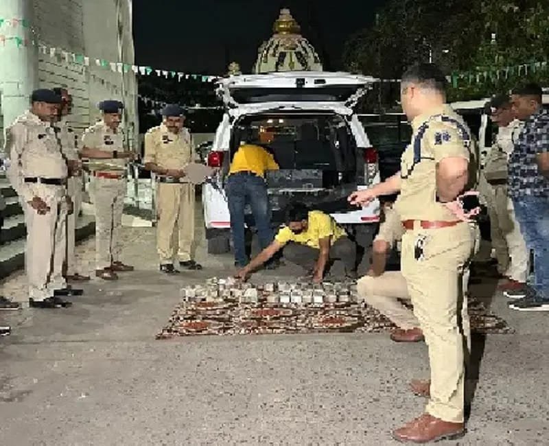 पुलिस के उड़े होश जांच में इनोवा से निकला 4 करोड़ कैश