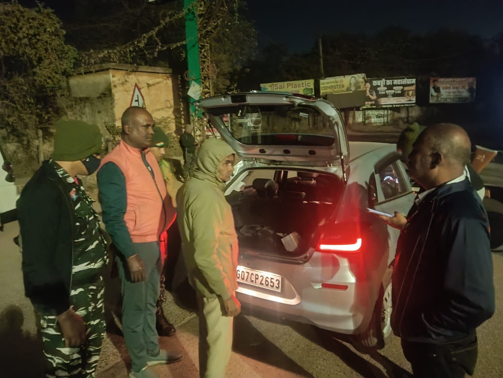 दुर्ग पुलिस की सख्त कार्रवाई : सार्वजनिक स्थानों पर शराब सेवन व अड्डेबाजी करने वालों पर एक साथ 66 कार्रवाई