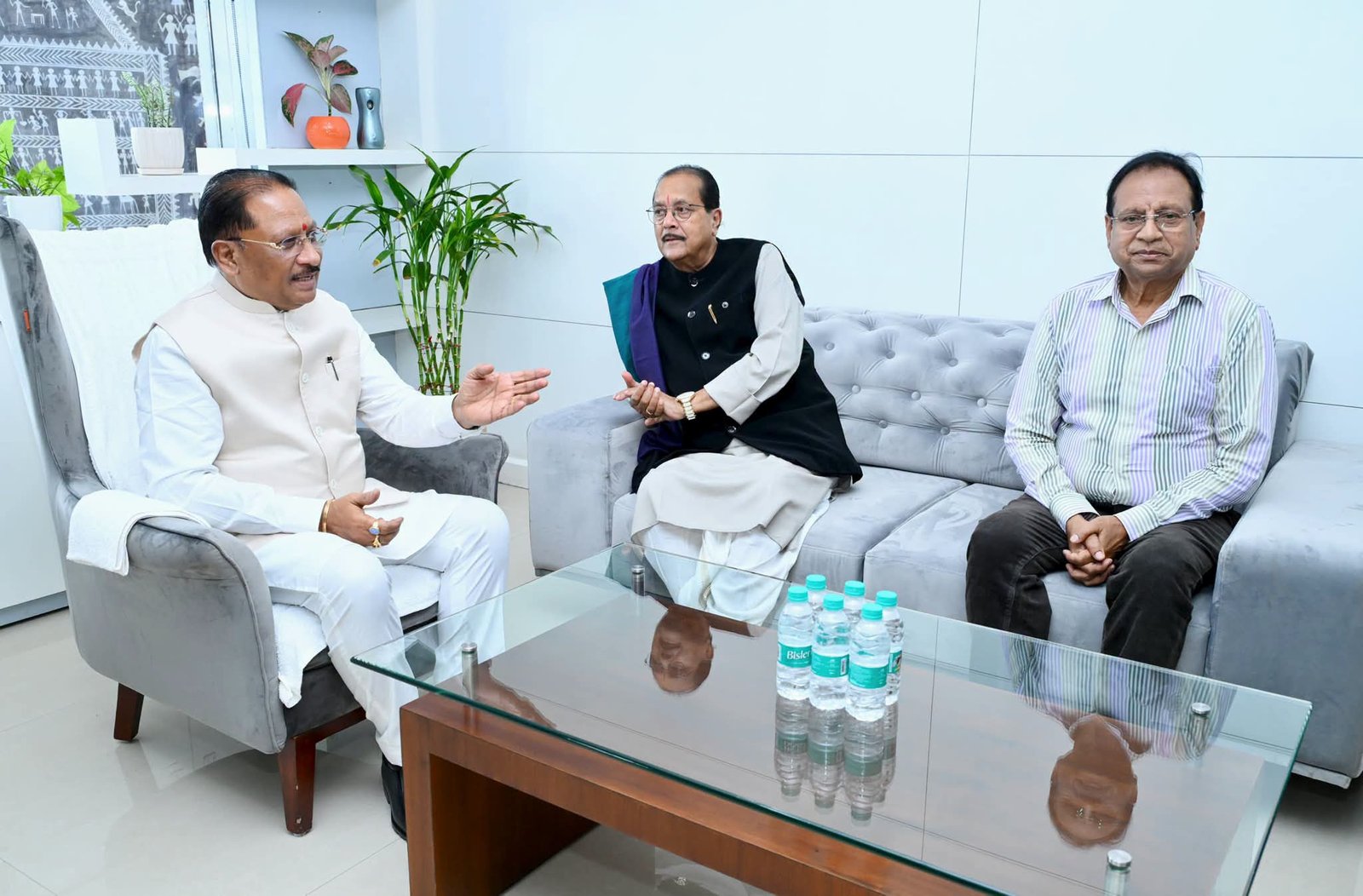 मुख्यमंत्री विष्णु देव साय से झारखंड के वित्त मंत्री राधाकृष्ण किशोर से की सौजन्य भेंट