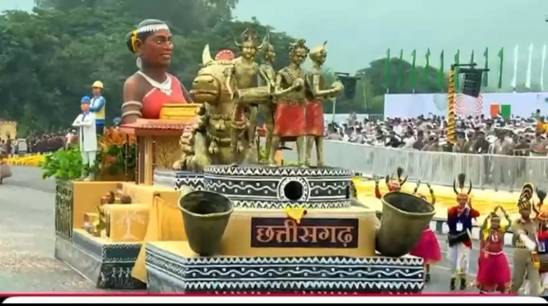 गुजरात की धरती पर बस्तर का सम्मान- एकता परेड में छत्तीसगढ़ की झांकी ने दिखाया विकास का नया मॉडल गुजरात की धरती पर बस्तर का सम्मान- एकता परेड में छत्तीसगढ़ की झांकी ने दिखाया विकास का नया मॉडल