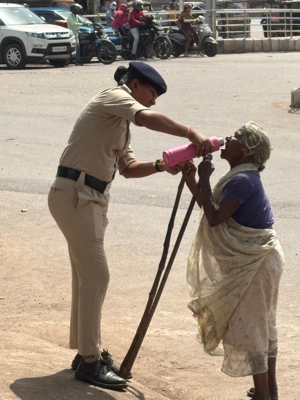  तेज धूप में ड्यूटी निभाते हुए महिला नव आरक्षक ने पेश की मानवता की मिसाल