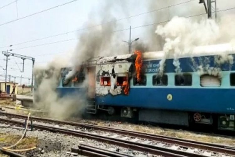 बिहार में अग्निपथ योजना पर बवाल, ट्रेनें फूंकी, जिला भाजपा कार्यालय में लगाई आग