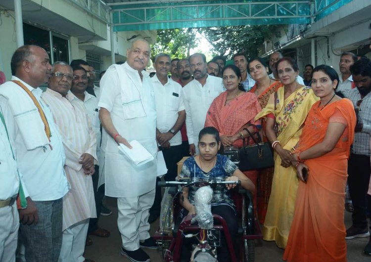 मंत्री रविंद्र चौबे ने दिव्यांग बालिका निशा को दी मोटाराईज्ड ट्रायसिकल एवं स्वेच्छानुदान से 2 लाख रूपये की मदद