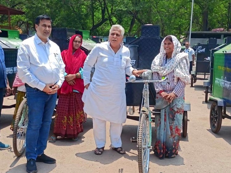 विधायक अरुण वोरा व महापौर धीरज के प्रयासों से दुर्ग निगम को मिली 117  मैनुअल रिक्शा, स्वच्छता में मिलेगी मदद