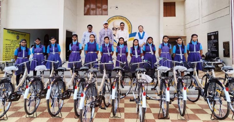 नगपुरा के आत्मानन्द स्कूल में नवप्रवेशी बालिकाओं को निःशुल्क साइकिल वितरण..