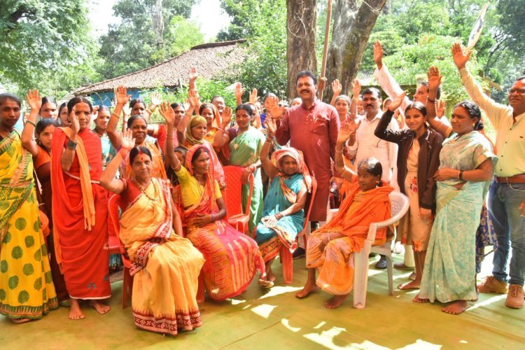 सड़क की सौगात मिलने से खुश ग्रामीणों ने विधायक संग लगाया- भूपेश है तो भरोसा है, का नारा