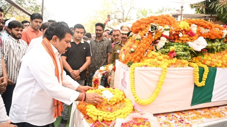 दुख की घड़ी में  छत्तीसगढ़ सरकार शहीद जवान के परिजन के साथ हैं - उपमुख्यमंत्री विजय शर्मा