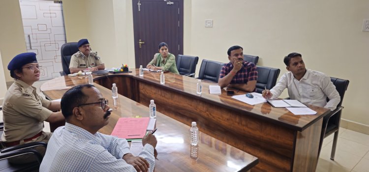 पुलिस महानिरीक्षक दुर्ग रेंज  राम गोपाल गर्ग और पुलिस महानिरीक्षक राजनांदगांव रेंज दीपक झा ने ली इंटर डिस्ट्रिक्ट बॉर्डर मीटिंग