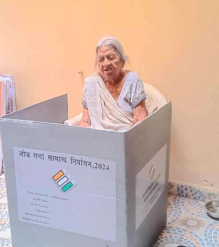 85 वर्ष की महिला केशरी गुप्ता ने घर पर बैठ कर किया मतदान, जिलेवासियों को शत प्रतिशत मतदान करने की अपील की