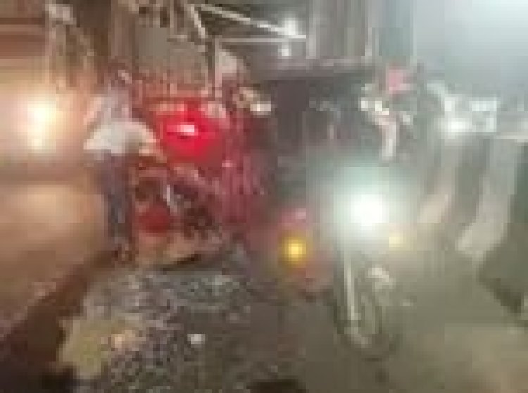 कार की ठोकर से ई-रिक्शा सवार तीन महिलाएं व बुजुर्ग घायल