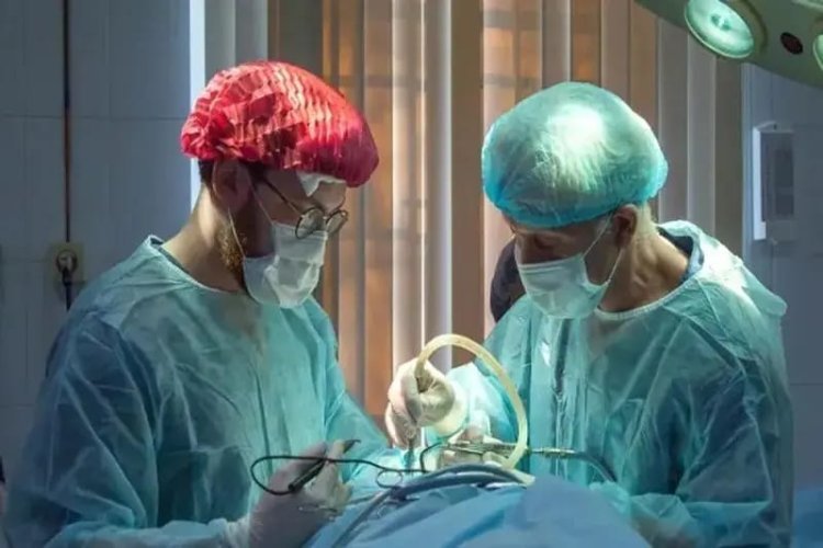 डॉक्टरों ने दिया जीवनदानः 10 घंटे की सर्जरी के बाद व्यक्ति की पीठ से निकाला 16.7 किलो का ट्यूमर