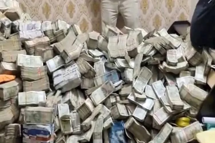 ईडी की बड़ी कार्रवाई: मंत्री के PA के नौकर के घर मिला नोटों का जखीरा, 25 करोड़ कैश मिलने का अनुमान