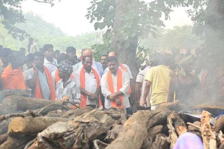 उप-मुख्यमंत्री विजय शर्मा सड़क दुर्घटना में मृतकों के अंतिम संस्कार में हुए शामिल