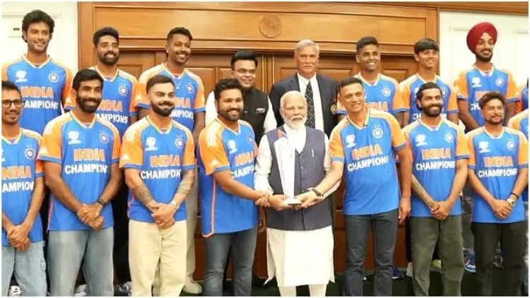 वर्ल्ड चैंपियन इंडियन क्रिकेट टीम से पीएम मोदी की मुलाकात