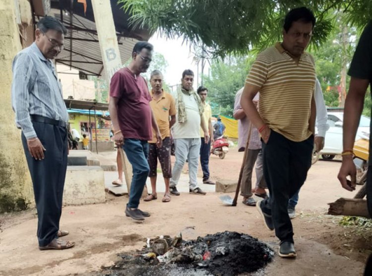 सफाई व्यवस्था का निरीक्षण करने पहुंचे कमिश्नर, कहा सड़क किनारे नही होना चाहिए कचरे का ढेर