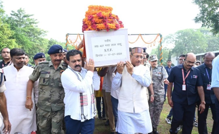 मुख्यमंत्री विष्णु देव साय और उप मुख्यमंत्री विजय शर्मा ने शहीद जवान के पार्थिव शरीर को कांधा देकर शहीद के निवास रायपुर-सड्डू के लिए किया रवाना