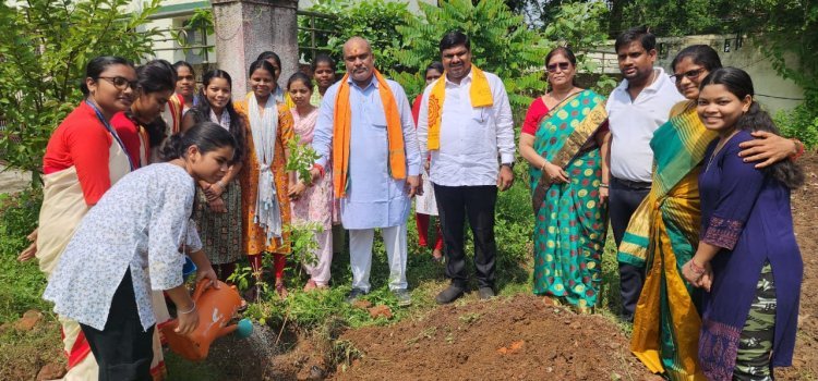 विज्ञान विकास केन्द्र में विधायकों ने किया वृक्षारोपण..