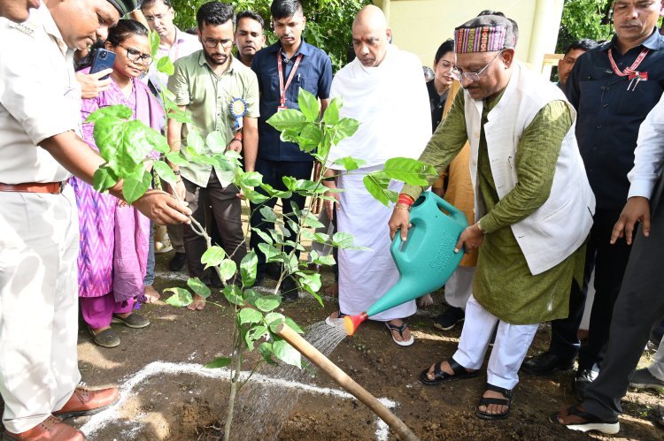 मुख्यमंत्री विष्णुदेव साय ने अघोर गुरु पीठ ब्रह्मनिष्ठालय परिसर में करंज का पौधा रोपा