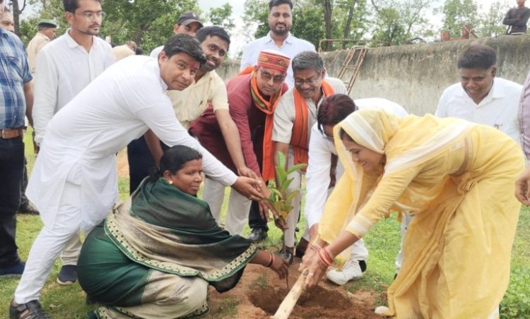 जनप्रतिनिधियों, जिला अधिकारी एवं कर्मचारियों ने रोपे फलदार एवं छायादार पौधे..