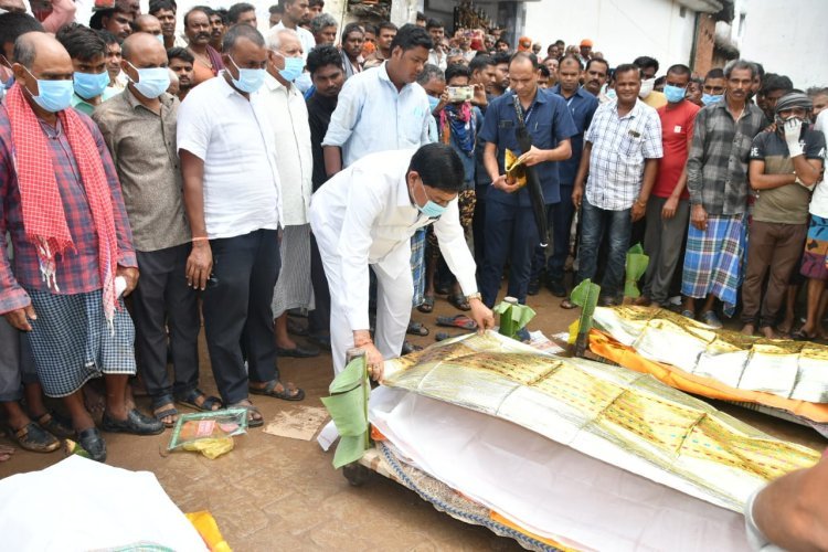 खाद्य मंत्री श्री बघेल ने कुएं में जहरीली गैस से मृतकों के परिजनों से मुलाकात की