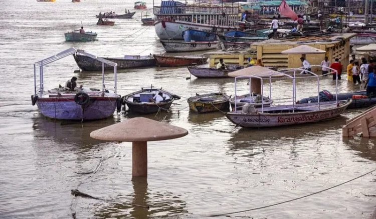 वाराणसी में गंगा उफान पर, 84 घाटों का संपर्क टूटा, अब मंदिरों तक पहुंचा पानी