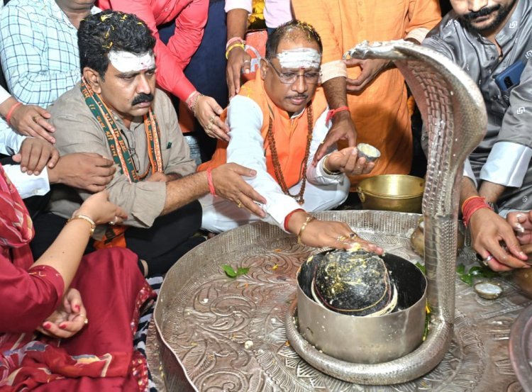 मुख्यमंत्री विष्णुदेव साय ने भोरमदेव में हजारों कावड़ियों का हैलीकॉप्टर से पुष्प वर्षा कर भव्य स्वागत और अभिनंदन किया 