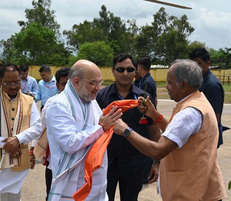 Breking: केन्द्रीय गृह मंत्री अमित शाह का नवागांव हेलीपेड पहुंचने पर उनका आत्मीय स्वागत..