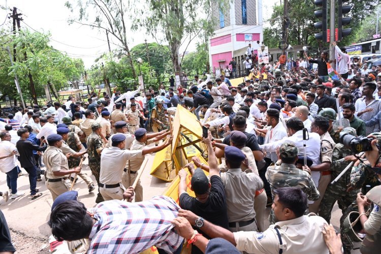 विधायक देवेंद्र यादव की गिरफ्तारी और निर्दोष सतनामी समाज के युवाओं के गिरफ्तारी के विरोध में कांग्रेसियों ने किया जमकर प्रदर्शन, जल्द रिहा नहीं किए तो उग्र आंदोलन की दी चेतावनी