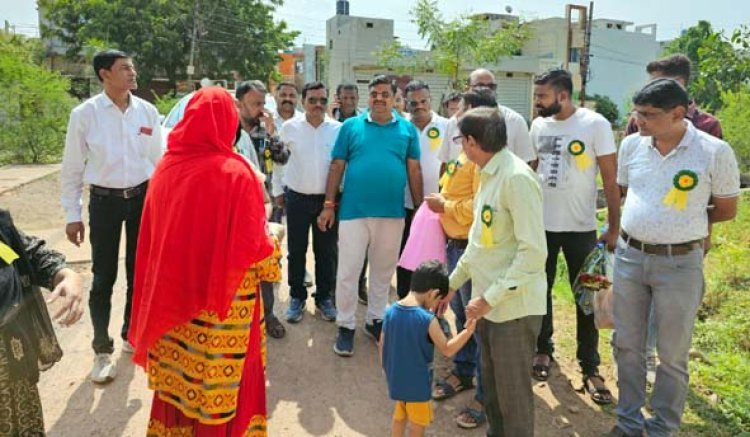 जयंती नगर पहुँचे विधायक गजेंद्र यादव से नागरिकों सड़क नाली बनाने मांग किये