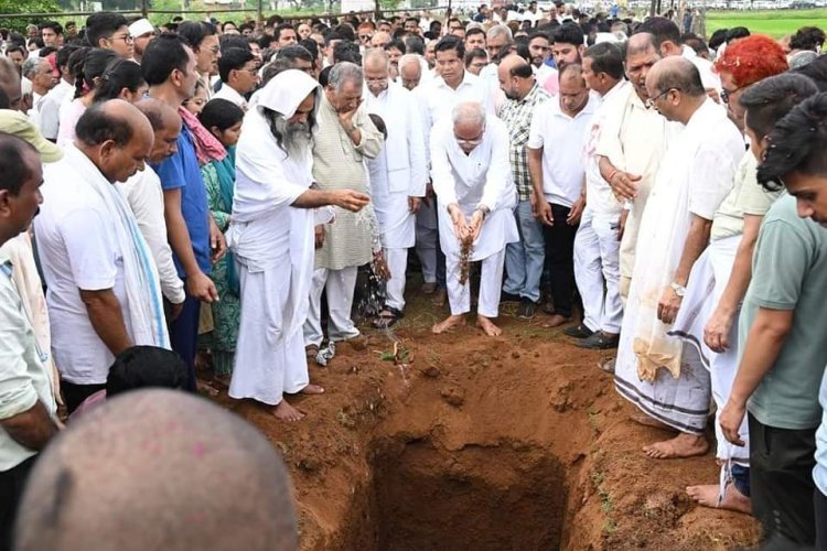 पूर्व गृहमंत्री ताम्रध्वज साहू की पत्नी कमला देवी के अंतिम संस्कार में शामिल हुए पूर्व मुख्यमंत्री, पूर्व मंत्री-विधायक