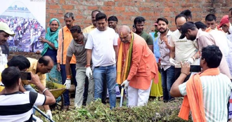 स्वच्छता ही सेवा अभियान, रिसाली को स्वच्छ बनाने विधायक की अगुवाई में बनी मानव श्रृंखला