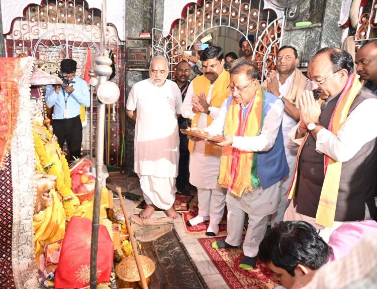 मुख्यमंत्री ने दुर्ग के चंडी मंदिर में पूजा-अर्चना कर प्रदेशवासियों की सुख, समृद्धि की कामना की