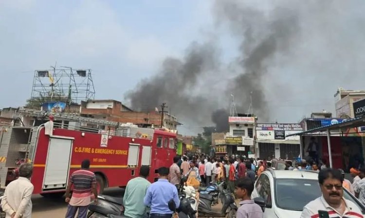 आक्रोशित भीड़ ने फूंका संदेही का घर