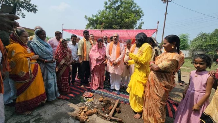 शीतला मंदिर जीर्णोद्धार और पुनर्निर्माण के भूमिपूजन कार्यक्रम में  सम्मिलित हुए विधायक ललित चंद्राकर 