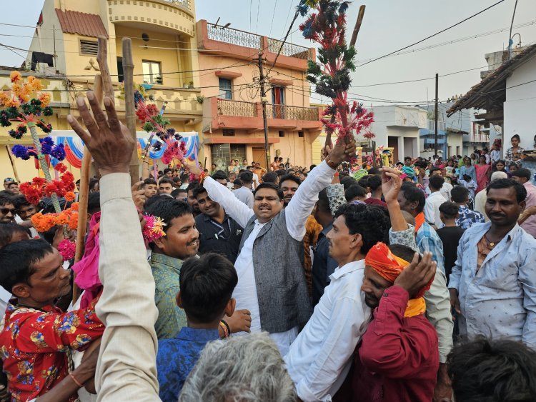 मातर तिहार : दईहान पहुँचे विधायक गजेन्द्र यादव, फुलेता लेकर दोहा लगाए, और गाय को सोहाई बांधे 